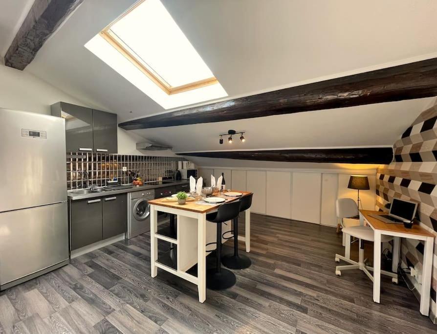 Charme Urbain Sous Les Toits-terrasse/clim/parking Apartment *